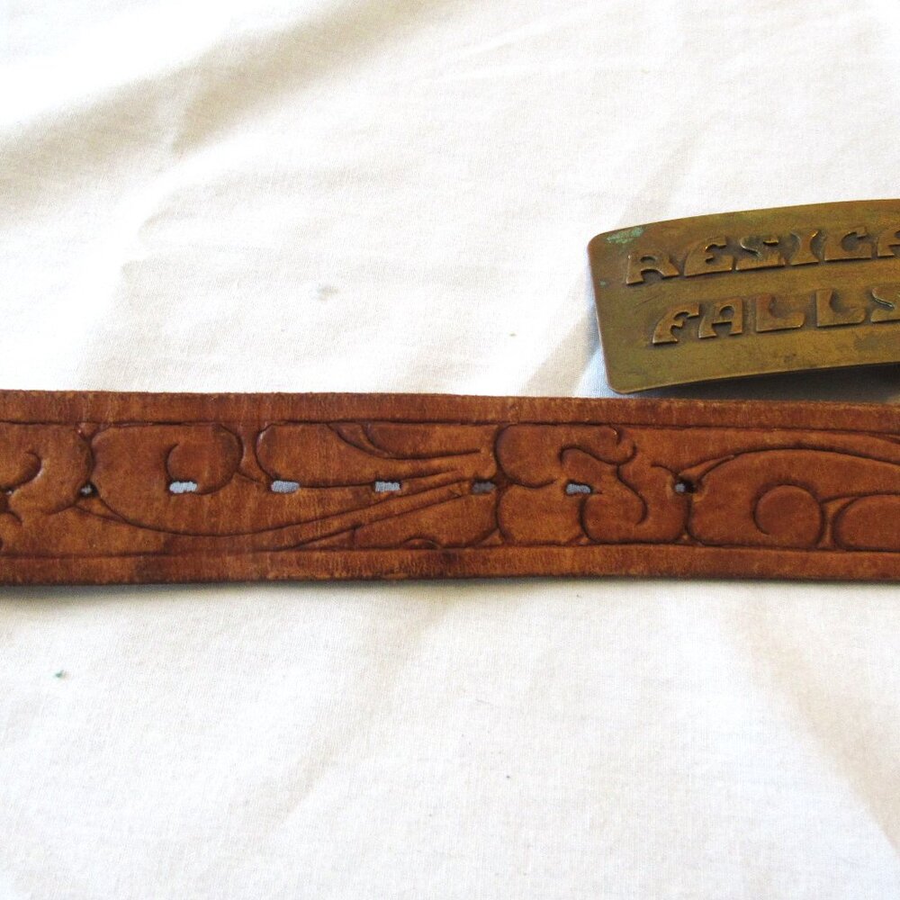 Men's Leather Belt and Buckle size 28.  Live Oak.